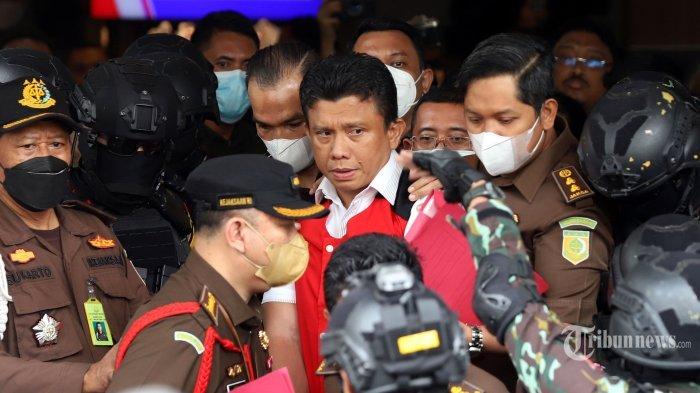 POLISI DIPENJARA - Tersangka kasus pembunuhan berencana Brigadir J atau Brigadir Nofriansyah Yosua Hutabarat, Ferdy Sambo dibawa petugas keluar Gedung Jampidum Kejaksaan Agung RI, Jakarta Selatan, Rabu (5/10/2022). Selain Ferdy Sambo, inilah 10 nama-nama Jenderal Polisi yang ditahan di penjara akibat terlibat kasus hukum.