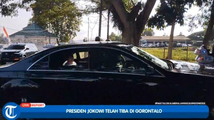 Jokowi saat keluar dari Bandara Djalaluddin Gorontalo, Minggu (21/4/2024).