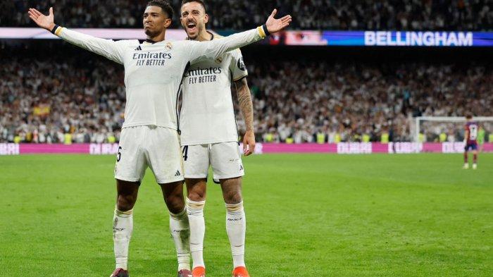 Jude Bellingham melakukan selebrasi depan pendukung Real Madrid di Santiago Bernabeu dalam laga bertajuk elclasico, Senin (22/4/2024).