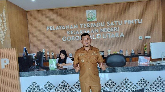 KADES NGAMUK -- Sumarjin Moohulao, Kades Ilangata, Gorontalo Utara yang mengamuk gara-gara gaji aparatnya belum dibayar pemda.