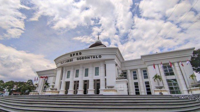 KANTOR DPRD PROVINSI GORONTALO -- Tampak megah kantor DPRD Provinsi Gorontalo di puncak Kelurahan Botu, Kota Gorontalo. Sebagai informasi, bahwa saat ini dana pokir DPRD berkurang drastis.