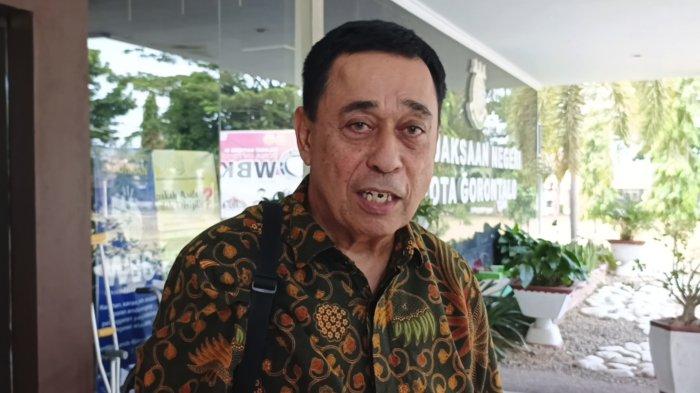 KASUS PENIPUAN - Tersangka Husen Hasni saat diwawancarai TribunGorontalo.com, Kamis (19/6/2025). Ia menjelaskan siap menjalani proses persidangan dan tengah melakukan persiapan bukti bukti untuk membantah tuduhan. Foto (Arianto Panambang).