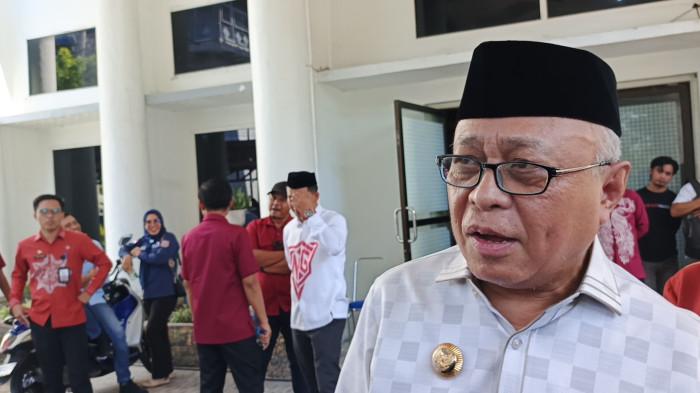 BERAS NAIK - Bupati Gorontalo, Sofyan Puhi saat diwawancarai TribunGorontalo.com, Kamis (24/7/2025). Sofyan menjelaskan menggelar operasi pasar di 8 titik. Foto (Arianto Panambang)