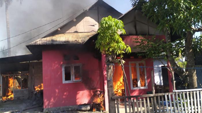 KEBAKARAN DI GORONTALO -- Potret rumah Ali perlahan dilahap api pagi tadi, Senin (21/7/2025).