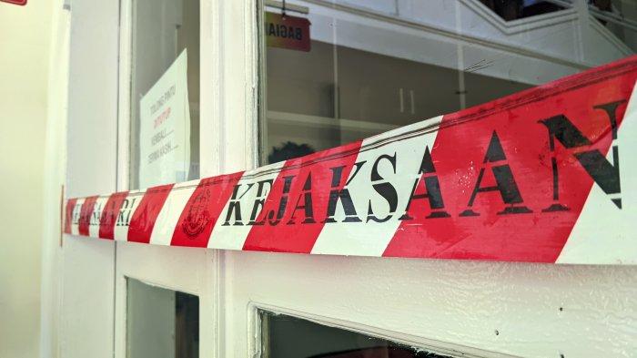 KEJATI -- Potret garis larangan melintas membentang di pintu masuk Bagian Umum Kantor Wali Kota Gorontalo, Selasa (24/6/2025).