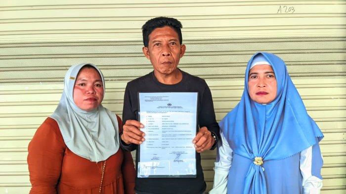 KELUARGA KORBAN PEMBUNUHAN : Keluarga korban pembunuhan di Desa Tabongo Timur, Kecamatan Batudaa, Kabupaten Gorontalo, Provinsi Gorontalo, Kamis (13/2/2025). Keluarga korban pembunuhan mengeluhkan soal proses penanganan kasus di Polres Gorontalo.