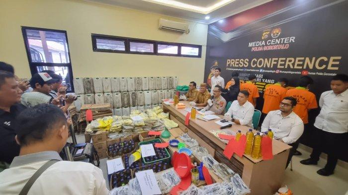 KEMAS ULANG MINYAKITA - Empat tersangka minyak goreng MINYAKITA di Gorontalo diamankan Polda Gorontalo, Senin (10/3/2025). Tersangka membuka kemasan asli MinyaKita, kemudian menyalinnya ke dalam botol bekas air mineral ukuran 600 ml, 1.500 ml, serta galon 22 liter. Foto (TribunGorontalo.com/Arianto Panambang).