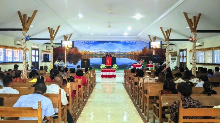 KENAIKAN JESUS KRISTUS : Suasana ibadah kenaikan Jesus Kristus di GPIG Sentrum Gorontalo, Kamis (29/5/2025). Jemaat Sentrum menggelar ibadah perayaan kenaikan Jesus Kristus dan HUT ke-11 Jemaat Sentrum Gorontalo.