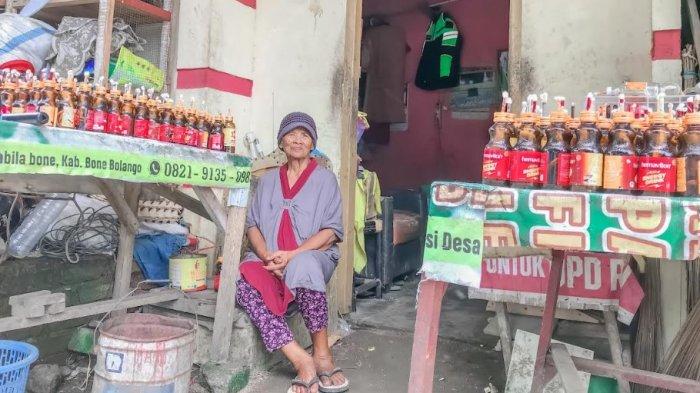 KISAH PEDAGANG LAMPU BOTOL--Kisah Haru Seorang Nenek Berusia 79 Tahun Jualan Lampu Botol di Kelurahan Tenda, Gorontalo Demi Hidupi Cucunya. Nenek itu bernama Sonya Tanua, ia berjualan di rumahnya, sekitar pukul 07.00 Wita hingga 08.30 Wita, usai salat tarwih. Untuk harga serba Rp5.000 per 4 botol, Sabtu (22/3/2025). Foto: TribunGorontalo.com/Jefri Potabuga