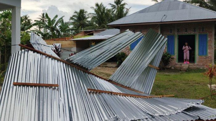 KONDISI SENG -- Sebuah seng tampak berada di tanah. Ini merupakan atap rumah warga yang diterbangkan angin puting beliung pada Senin 05 Mei 2025 kemarin. FOTO: Arianto Panambang, TribunGorontalo.com