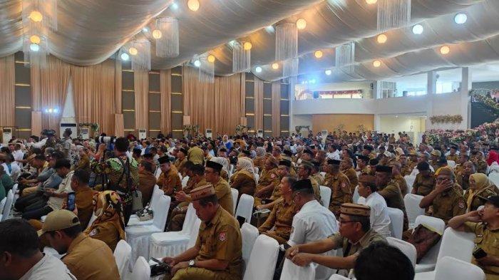 KOPDES MERAH PUTIH : Menteri Desa, Pembangunan Daerah Tertinggal, dan Transmigrasi (Kemendesa PDTT), Ahmad Riza Patria, saat memberikan penjelasan atas pertanyaan audiens, Selasa (17/6/2025).