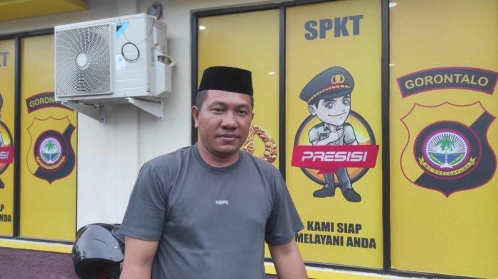 LAPOR POLISI -- Amin Suleman (39) saat melapor ke SPKT Polres Gorontalo, Senin (5/5/2025).
