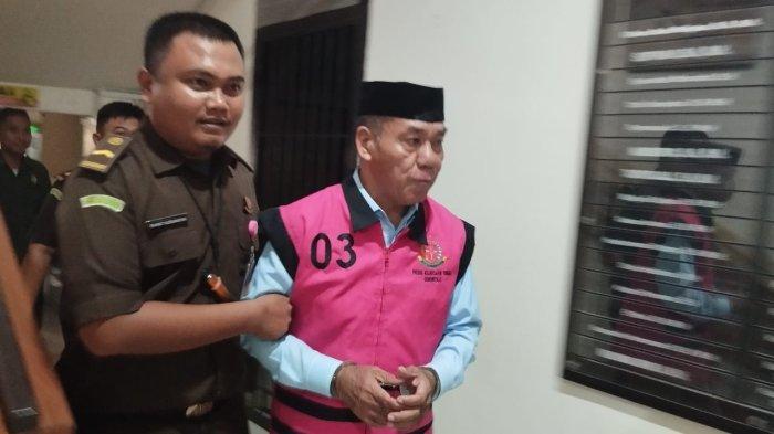 Kabid SDA PUPR Provinsi Gorontalo, Romen S Lantu saat digiring ke mobil tahanan Kejati Gorontalo, Rabu (5/12/2024).