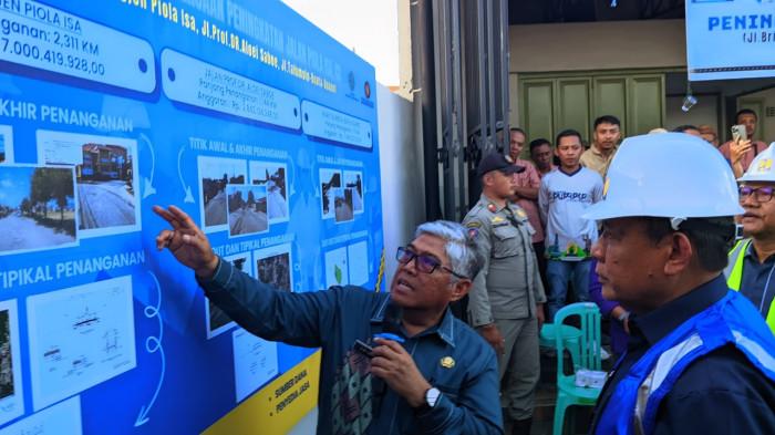 GROUNDBREAKING -- Kadis PUPR-PKP Provinsi Gorontalo, Aries Ardianto, saat melakukan groundbreaking tiga ruas jalan di Kota Gorontalo, Kamis (24/7/2025). Aries beberkan soal hal teknis pekerjaan peningkatan tiga ruas jalan. 