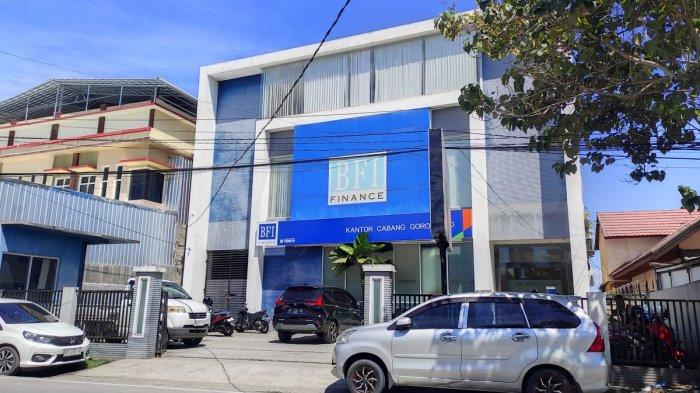 PERAMPASAN MOTOR -- Kantor BFI Finance Gorontalo Jl. Prof. Dr. H.B. Jassin, Wumialo, Kec. Kota Tengah, Kota Gorontalo. BFI Finance Gorontalo menjelaskan perihal debt collector merebus paksa kendaraan nasabah.