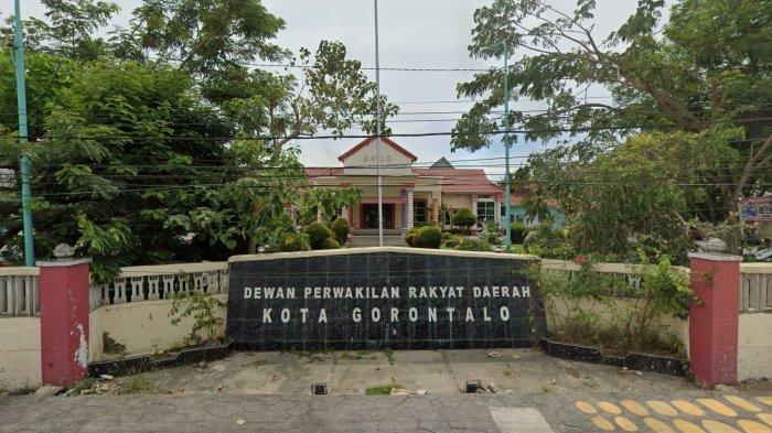 Kantor DPRD Kota Gorontalo berada di Jl John Ario Katili (eks Andalas) Kelurahan Paguyaman, Kota Tengah, Gorontalo.