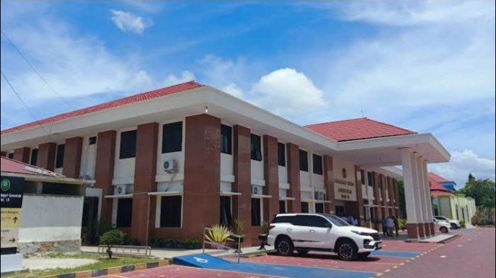 Kantor Pengadilan Negeri Gorontalo di Jalan Drs Achmad Nadjamuddin, Kota Tengah, Kota Gorontalo.