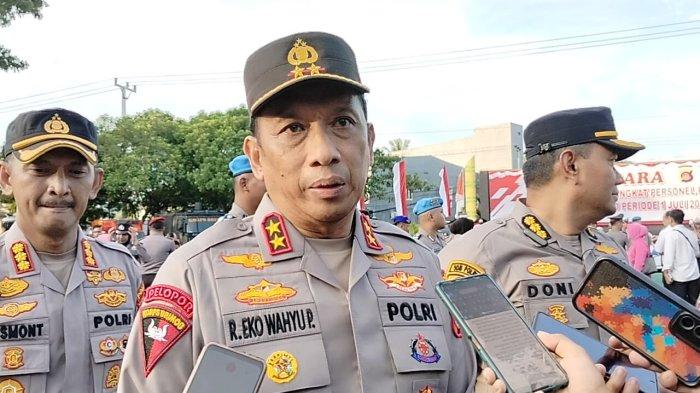 TINDAK TEGAS -- Potret Kabid Humas Polda Gorontalo Kombes Pol Desmont Harjendro (ujung kiri), Kapolda Gorontalo Irjen Eko Wahyu Prasetyo (tengah) dan Karo SDM Polda Gorontalo Kombes Pol Doni Wahyudi. 
Kapolda Gorontalo berjanji akan menindak tegas oknum polisi yang merusak citra institusi Polri.