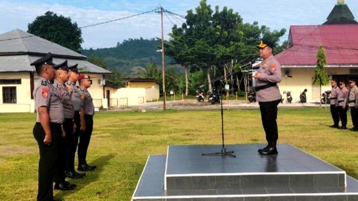 NAIK PANGKAT -- Potret Kapolres Boalemo AKBP Sigit Rahayudi saat memimpin upacara HUT Bhayangkara ke-79 pada Senin (30/6/2025). Sebanyak 38 personel Polres Boalemo menerima kenaikan pangkat.