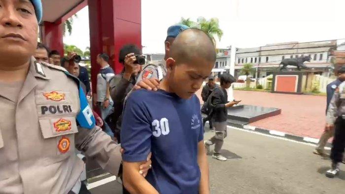 Kapolresta Bandung Kombes Pol Aldi Subartono saat melakukan gelar perkara, kasus pembunuhan di Kecamatan Margahayu, Kabupaten Bandung, Jawa Barat, Senin (27/1/2025).