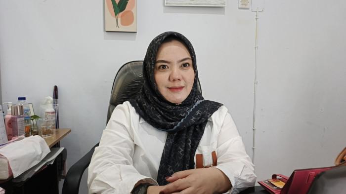 ASN CERAI - ‎Kepala Bidang Pembinaan ASN yang juga Plt Sekretaris BKPSDM Kabupaten Gorontalo, Karmila Patasalang saat diwawancarai TribunGorontalo.com, Rabu (30/7/2025). Sebanyak enam ASN mengajukan cerai setelah terangkat menjadi ASN. (Sumber Foto: TribunGorontalo.com/ Arianto Panambang)