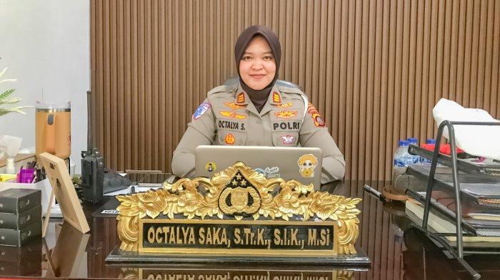 TRUK DIKEMBALIKAN -- Kasat Lantas Mapolresta Gorontalo Kota, AKP Octalya Saka saat ditemui di ruang kerjanya, Rabu (21/5/2025). Kasatlantas menyebut truk pengangkut sampah yang ditabrak pengendara motor dikembalikan sementara. (Sumber Foto: TribunGorontalo.com/ Jefri Potabuga)