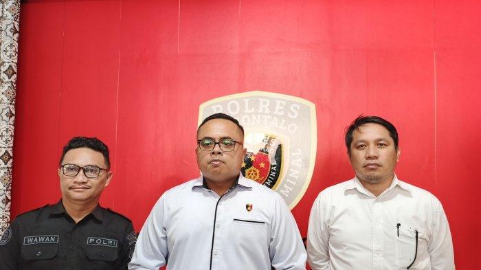 PROYEK FIKTIF - Kasat Reskrim Polres Gorontalo, IPTU Faisal Ariyoga A Harianja (tengah) saat menyampaikan perkembangan kasus, Senin (16/6/2025). Polres menetapkan Komisioner KPU Kota Gorontalo, Junaidi Yusrin. Foto (Arianto Panambang).