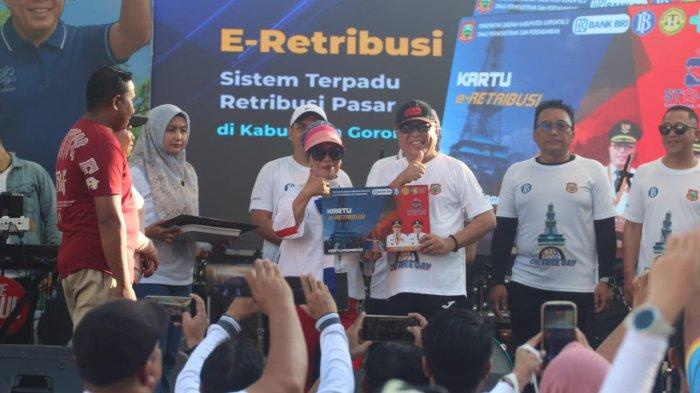 KAWASAN KULINER NONTUNAI - Bupati Gorontalo Sofyan Puhi meluncurkan Kawasan Wisata Kuliner Nontunai dan Sistem Terpadu Retribusi Pasar (ST12-PAS) yang dilaksanakan bertepatan dengan momentum Car Free Day Limboto, Minggu (29/6/2025). (Sumber Foto: Humas Pemkab Gorontalo).
