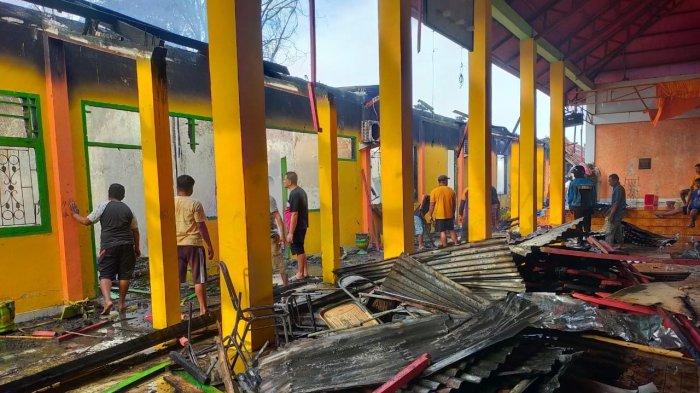 Kebakaran gedung SMAN 1 Boliyohuto pada Minggu 30 Juli 2023.