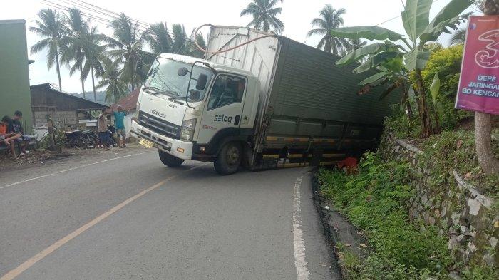 KECELAKAAN TRUK - Potret truk ekspedisi usai mengalami kecelakaan di Desa Iloponu, Kecamatan Tibawa, Kabupaten Gorontalo, Provinsi Gorontalo, Senin (19/5/2025). Sopir banting setir untuk menghindari tabrakan maut.