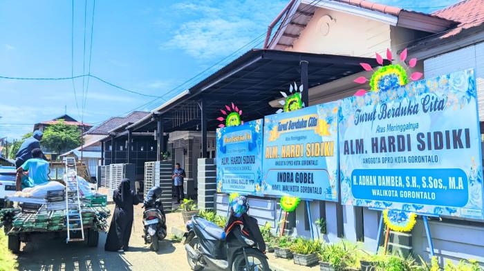 RUMAH DUKA -- Kediaman Hardi Sidiki di Kelurahan Pulubala, Kecamatan Kota Tengah, ramai dikunjungi masyarakaat pada Jumat (18/7/2025). Jenazah Hardi Sidiki akan dimakamkan pada besok, Sabtu.