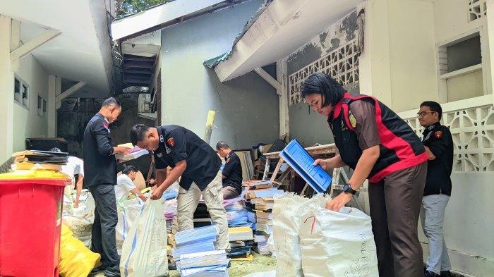 PENGUMPULAN BARANG BUKTI -- Kejaksaan Tinggi Gorontalo saat menggeledah sejumlah barang bukti kasus dugaan korupsi dana perjalanan dinas di Kantor Wali Kota Gorontalo, pada Selasa (24/6/2025). Sejumlah dokumen hingga CPU komputer disita Kejati.