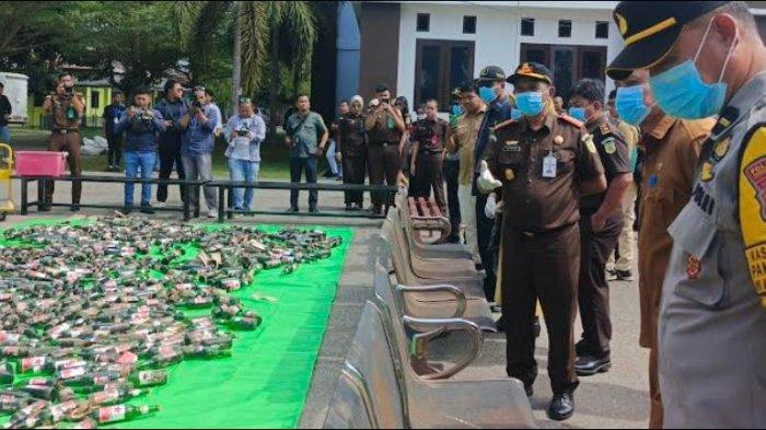 Kejari Kota Gorontalo memusnahkan barang bukti 55 perkara sepanjang tahun 2024, Selasa (19/11/2024).