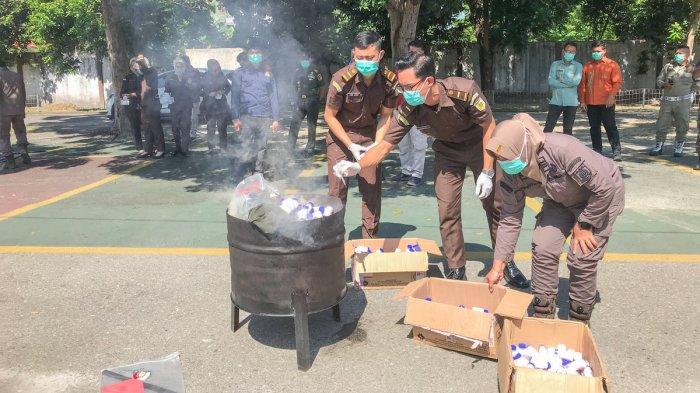 PEMUSNAHAN BARANG BUKTI -- Kejari Kota Gorontalo memusnahkan barang bukti pada Kamis (26/6/2025). Paling banyak barang bukti narkotika dan zat adiktif. (Sumber Foto: TribunGorontalo.com/Jefri Potabuga)
