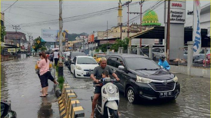 Kemacetan terjadi di kawasan tugu Saronde Kota Gorontalo pada Kamis (11/7/2024).