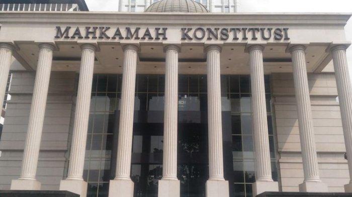 PSU GORONTALO UTARA -- Kembali hasil rekapitulasi suara PSU Gorontalo Utara digugat ke Mahkamah Konstitusi (MK). Kali ini pasangan Roni Imran dan Ramdhan Mapalaey mengaku tak terima dengan adanya politik uang.