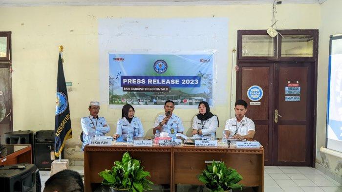 Kepala BNN Kabupaten Gorontalo Abdul Karim Engahu, saat memberikannya penjelasan di Press Release BNN Kabupaten Gorontalo tahun 2023.