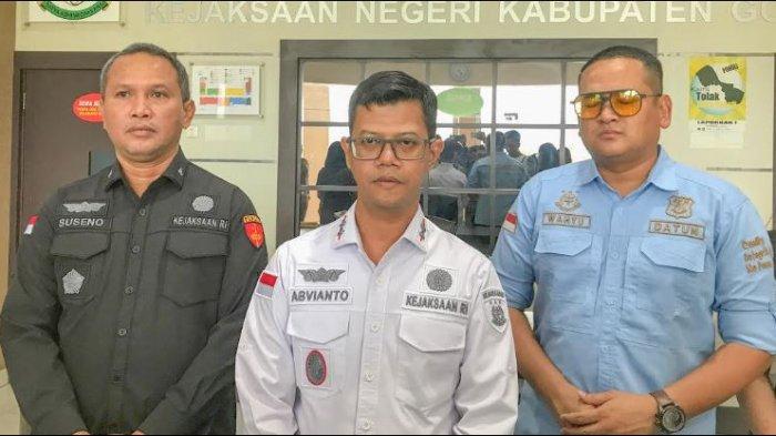 KORUPSI PROYEK JALAN : Kepala Kejari Kabupaten Gorontalo, Advianto Syaifulloh, saat diwawancarai 
 wartawan, Selasa (11/2/2025). Abvianto menjelaskan penetapan tersangka kasus korupsi proyek Jalan Samaun Pulubuhu, Bolihuangga, Kabupaten Gorontalo.