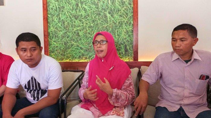 Kepala Sekolah SMAN 1 Botumoito Nansy Rahman (tengah) saat melakukan konferensi pers Minggu (12/1/2025)