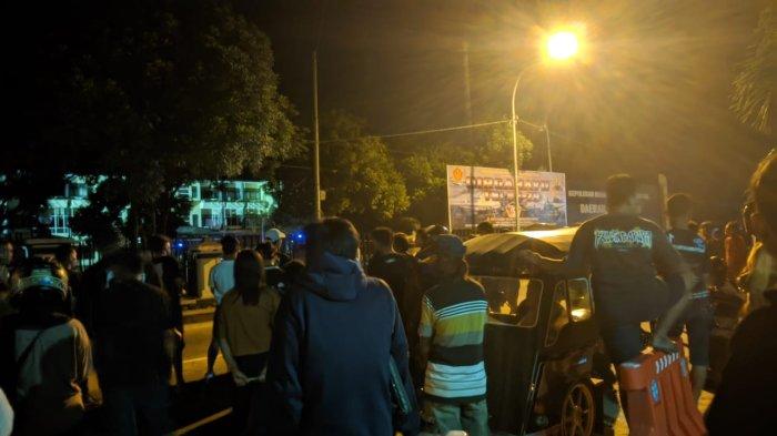 Kerumunan terjadi di jalanan depan markas Polda Gorontalo dini hari tadi, Kamis (31/10/2024).