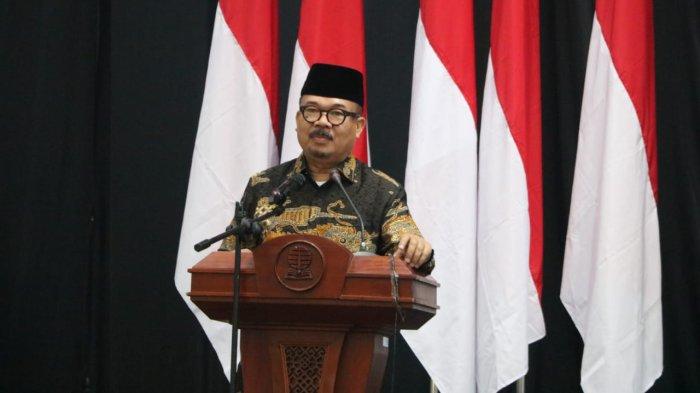 Ketua DPRD Provinsi Gorontalo, Thomas Mopili, saat memberikan sambutan dalam acara wisuda mahasiswa Universitas Terbuka (UT) Gorontalo, di Gedung Graha Azizah, Kota Gorontalo, Sabtu (7/12/2012).