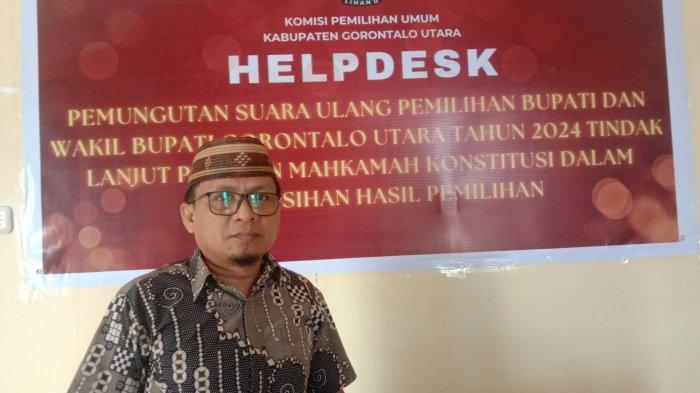 PSU GORUT - Ketua KPU Kabupaten Gorontalo Utara, Sofyan Jakfar, saat ditemui TribunGorontalo.com pada Jumat (2/5/2025). Sofyan memastikan pihaknya optimis tidak akan ada PSU kedua.
