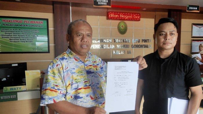 Ketua LP3G, Deno Djarai saat mengajukan berkas permohonan praperadilan di Pengadilan Negeri Gorontalo