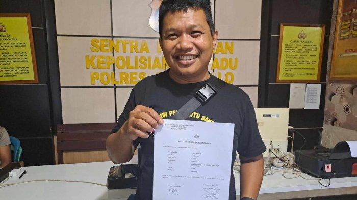 Ketua PaSKI, Roma Hilala menunjukkan laporan di SPKT Polres Gorontalo.