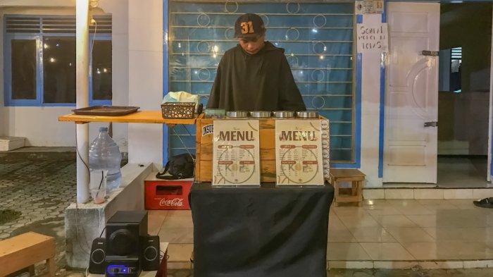 UMKM di GORONTALO--Kisah inspiratif Mohamad Aan Koi (23) pemuda berasal dari Bolsel membuka usaha kopi dengan modal Rp300 ribu, Jumat malam (30/5/2025). Foto: TribunGorontalo.com/Jefri Potabuga.