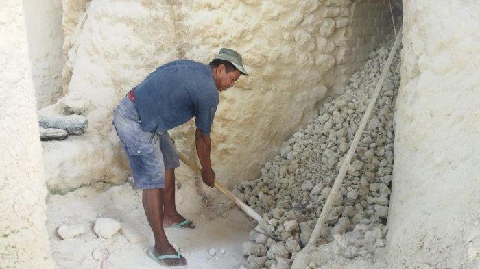 Kisman Ruhban buruh pekerja batu kapur di Desa Buliide, Kecamatan Kota Barat, Kota Gorontalo, Selasa (5/11/2024).