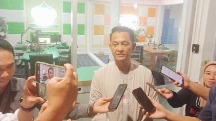 Kabid Humas Polda Gorontalo, Kombes Pol Desmont Harjendro, saat diwawancarai wartawan di RRI Gorontalo, Senin (23/12/2024) malam.