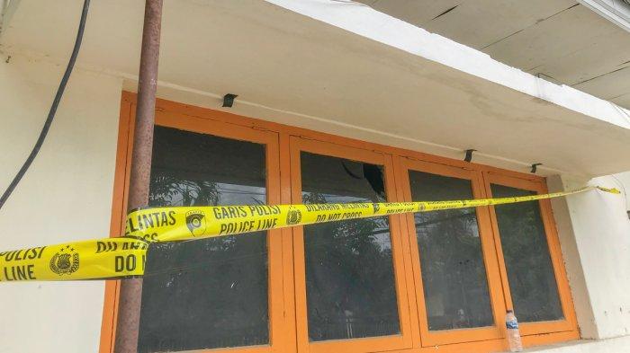 KANTOR DISERANG -- Kondisi Kantor Satpol PP Kota Gorontalo telah dipasang garis polisi pada Minggu (6/7/2025). Sebelumnya, kantor yang berada di Jl Sultan Botutihe, Ipilo, Kota Gorontalo itu diserang oleh sekelompok orang, di antaranya terdapat oknum polisi.