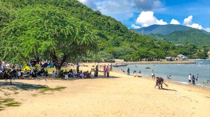 OBJEK WISATA -- Kondisi Pantai Kurenai pada hari ini, Minggu (8/6/2025). Wisatawan memadati kawasan Pantai Kurenai sejak pagi hari.