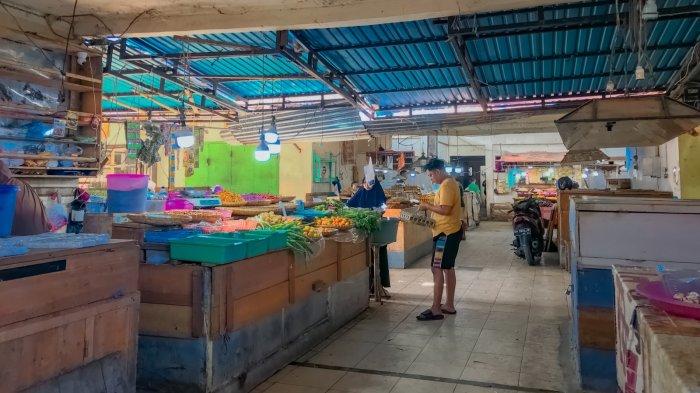 KONDISI PASAR RAKYAT LILUWO- Banyak puluhan lapak milik pedagang memilih tutup, dan hanya terdapat beberapa lapak yang masih nampak aktivitas para pedagang.